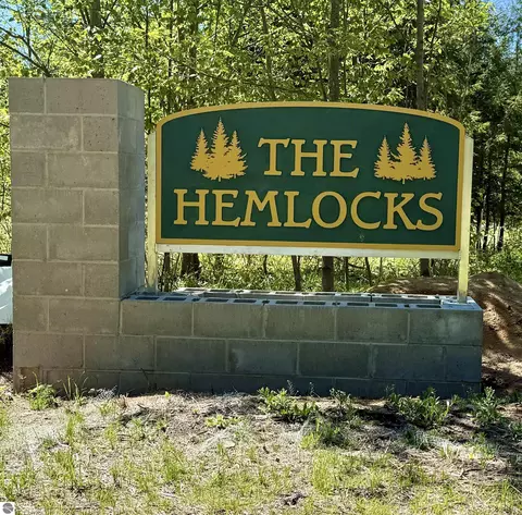 8787 Hemlock Hill Dr, Traverse City, MI 49685