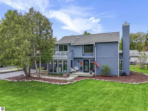 511 Birchwood Dr, Traverse City, MI 49684