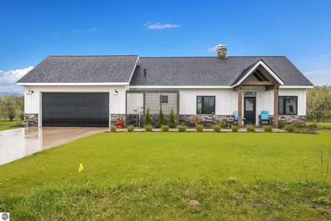 8573 S Olivia Dr, Maple City, MI 49664