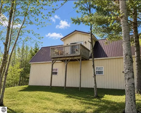 2856 Valley Rd NW, Kalkaska, MI 49646