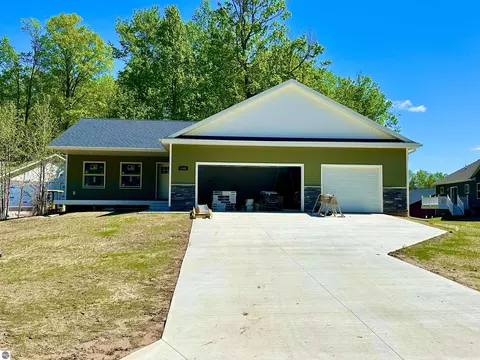 1092 Birmley Estates Dr, Traverse City, MI 49696