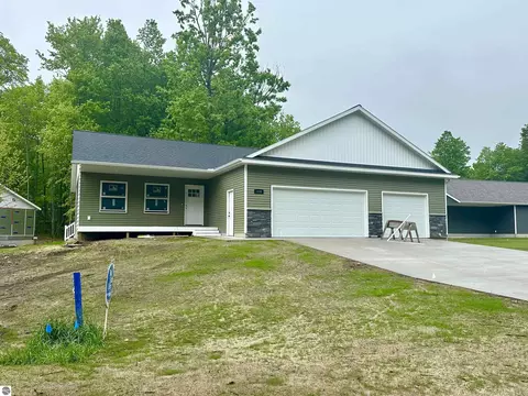 1092 Birmley Estates Dr, Traverse City, MI 49696