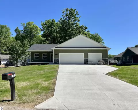 1092 Birmley Estates Dr, Traverse City, MI 49696