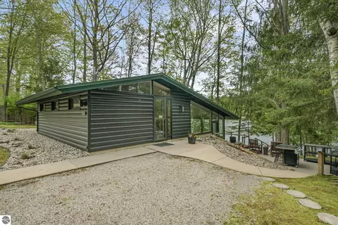 306 Highview Rd, Traverse City, MI 49696