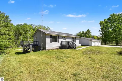 7032 N Woodruff Rd, Weidman, MI 48893