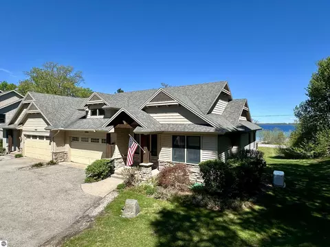 10070 E Sapphire Cir, Traverse City, MI 49696