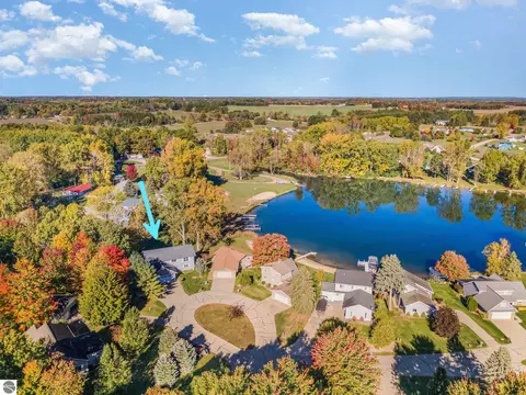 1057 Crown Point Dr, Lake Isabella, MI 48893
