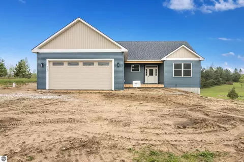 8552 S Olivia Dr, Maple City, MI 49664