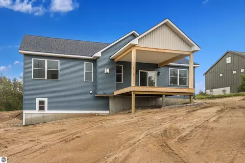 8552 S Olivia Dr, Maple City, MI 49664