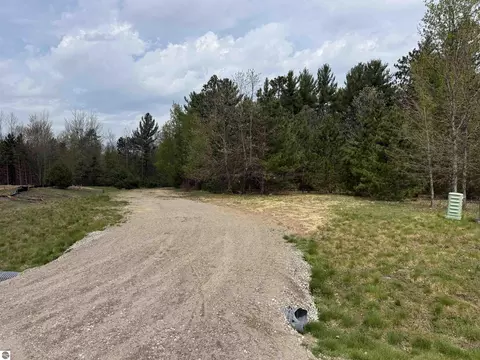 6473 Jeffrey Pl, Grawn, MI 49637