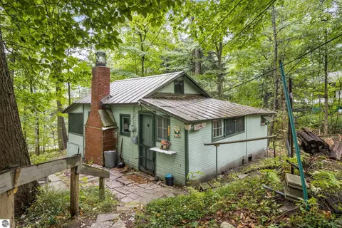 407 Fortune Ave, Frankfort, MI 49635