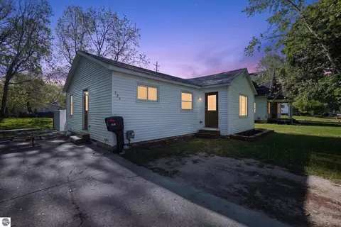 225 Grafton Ave, Alma, MI 48801