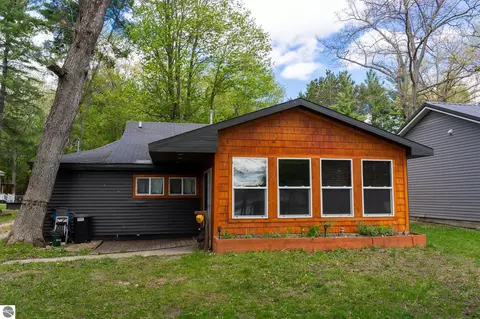 11935 N Shore Dr, Lake, MI 48632