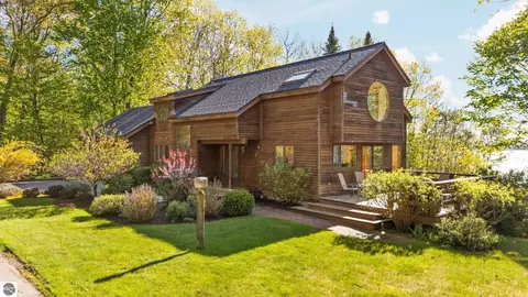 9393 Lou-len Ln, Traverse City, MI 49684