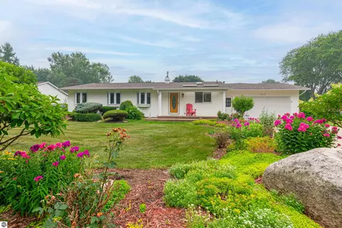 1210 Glenwood Dr, Mount Pleasant, MI 48858