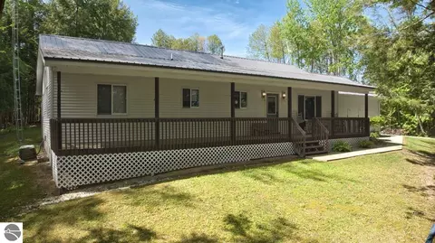 8665 N Meridian Rd, Clare, MI 48617