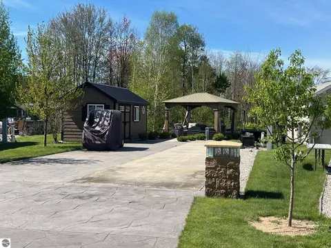 6100 SW Larson Rd, South Boardman, MI 49680