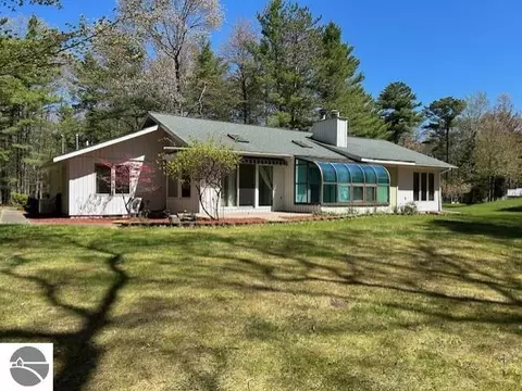 1095 E Lincoln St, East Tawas, MI 48730