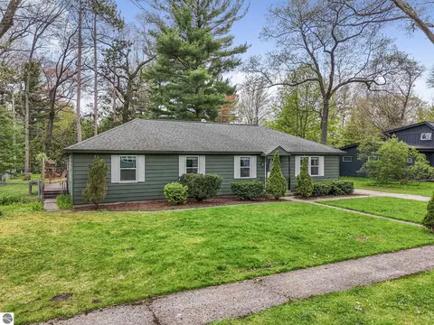 522 Cromwell Dr, Traverse City, MI 49686