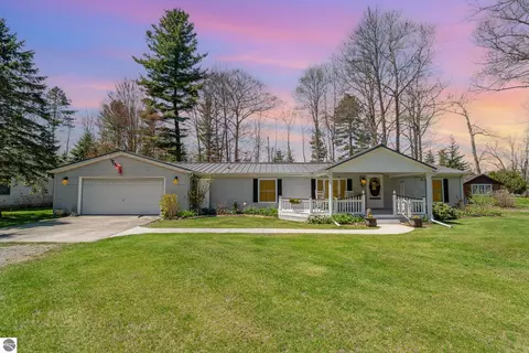 2423 West Dr, Tawas City, MI 48763