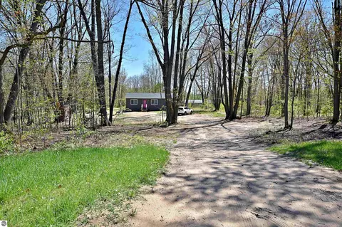10403 W Round Lake Rd, Lake City, MI 49651