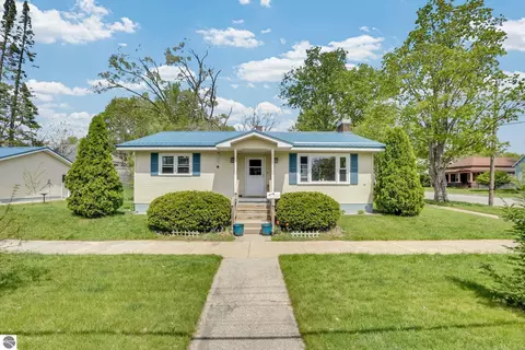 621 Cherry St, Cadillac, MI 49601