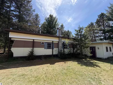 13158 Cinder Rd, Beulah, MI 49617