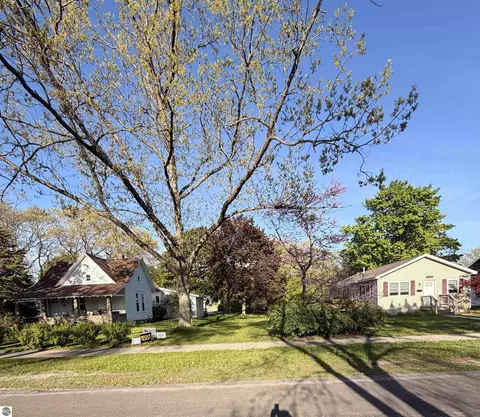 615 Grant St, Traverse City, MI 49686