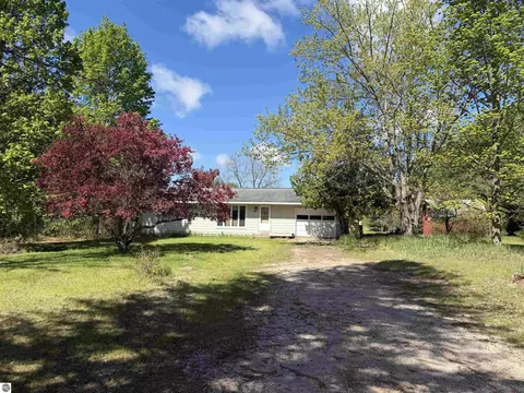6296 Reynolds Rd, Lake Ann, MI 49650