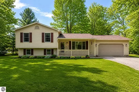 9219 Blackburn Dr, Traverse City, MI 49685