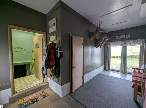 Entry Way - 1171 N M-65, Twining, MI 48766 photo 2 of 2