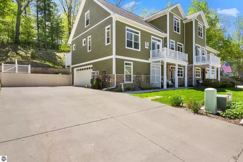 112 Fairway Hills Dr, Traverse City, MI 49684