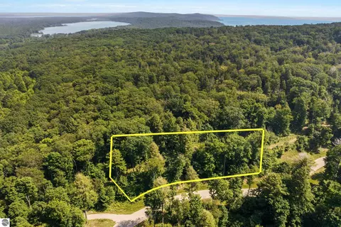 000 Park Rdg, Frankfort, MI 49635