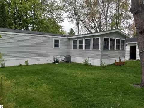 Exterior - 4144 E Anne St, Au Gres, MI 48703 photo 4 of 12