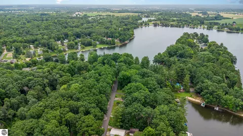 7670 Five Lakes Dr, Farwell, MI 48622