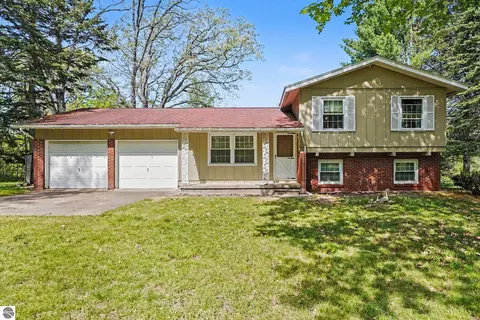 1860 S Jackson Ave, Harrison, MI 48625