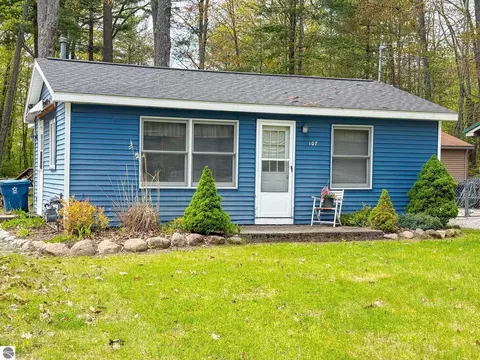 107 Glen Court Blvd, Houghton Lake, MI 48629