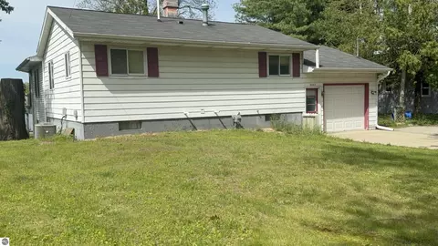 9463 E Colby Rd, Crystal, MI 48818