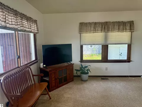 Living - 9463 E Colby Rd, Crystal, MI 48818 photo 4 of 6