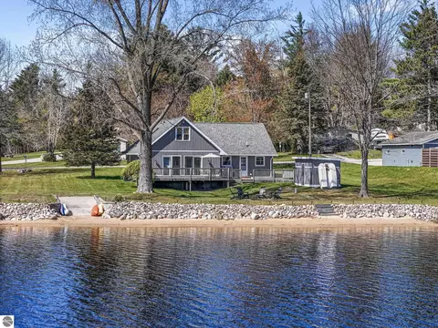 9464 Stone Ledge Lake Dr, Cadillac, MI 49601