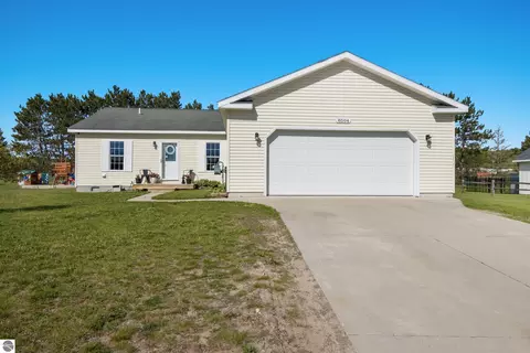8504 S Elizabeth Dr, Maple City, MI 49664