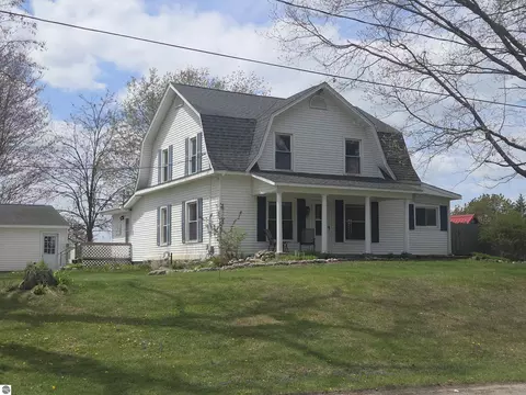 9368 School St, Lake, MI 48632