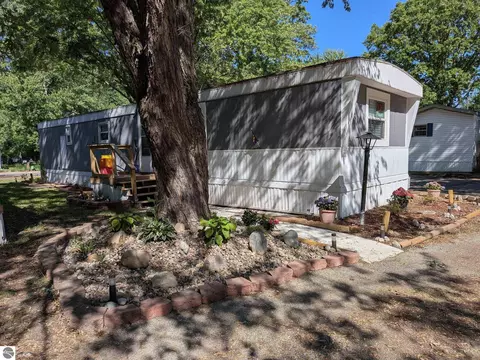 315 Linwood Ave, Alma, MI 48801