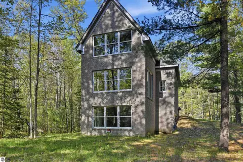 2088 E Higgins Lake Dr, Roscommon, MI 48653