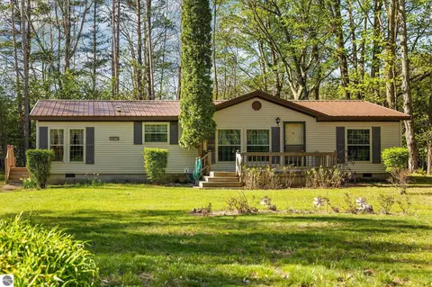10908 Vans Ln, Fife Lake, MI 49633