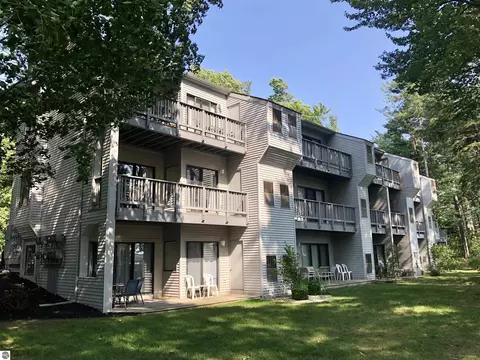 5663 Creeks Xing, Williamsburg, MI 49690