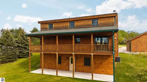 103 Arbutus Dr, Cadillac, MI 49601