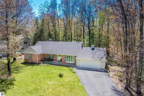 9191 E Tottenham Dr, Traverse City, MI 49685