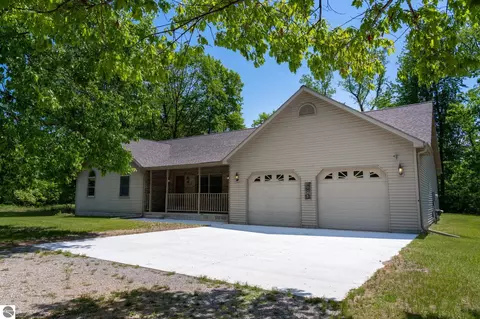5121 Chip Cove Rd, Mount Pleasant, MI 48858