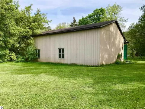 Exterior - 700 E 702 E Remus Rd, Mount Pleasant, MI 48858 photo 6 of 32